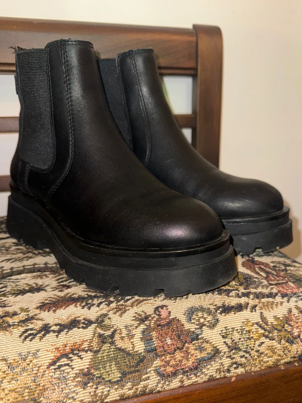 Aldo Black Chunky Lug Sole Chelsea Ankle Boots Water Resistant Women’s 7